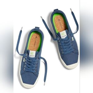 Cariuma Women's OCA Low‎ Top Shadow Blue Canvas Shoes Size 8